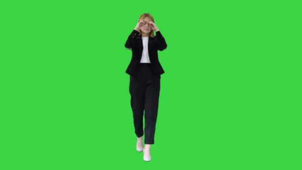 Donna d'affari bionda che cammina e tocca i capelli su uno schermo verde, Chroma Key. — Video Stock