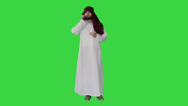 Emirate Arabische Verenigde Arabische Emiraten Sheikh zakenman maakt een oproep op een groen scherm, Chroma Key. — Stockvideo