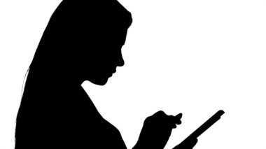 Siluet Tablet kullanan hoş bir kadın.