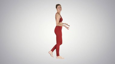 Yoga eğitmeni gradyan arkaplanda kamerayla konuşuyor.