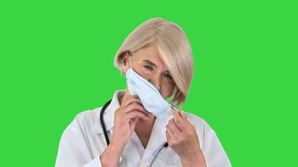 Femme âgée dans un masque médical avec un stéthoscope sur un écran vert, Chroma Key. — Video