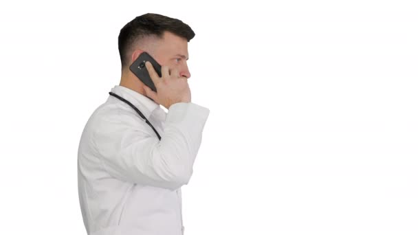 Lékař volá po telefonu chůze na bílém pozadí. — Stock video