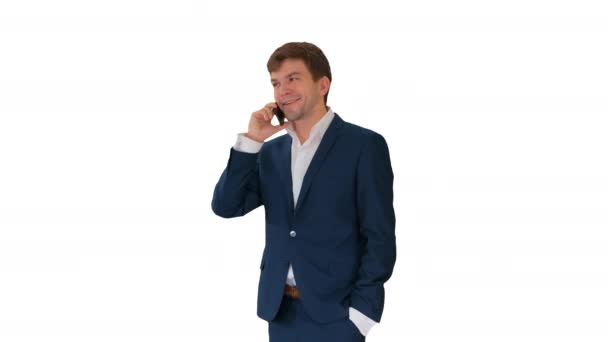 Guapo joven hombre de negocios hablando por teléfono sobre fondo blanco. — Vídeos de Stock