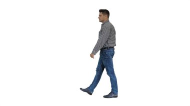 Beyaz arka planda yürüyen sıradan bir adam..