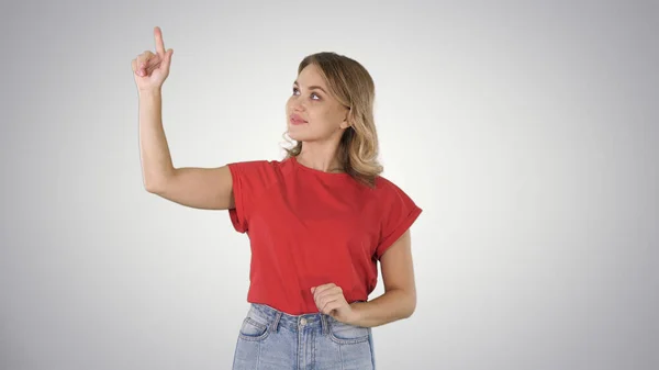 Glückliche junge Frau zeigt ein Produkt, auf das sie mit dem Finger zeigt — Stockfoto