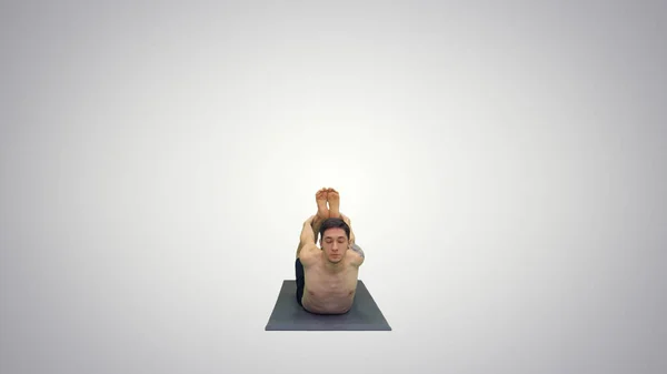 裸体运动者在Gr的垫子上展示瑜伽弓的姿势 — 图库照片