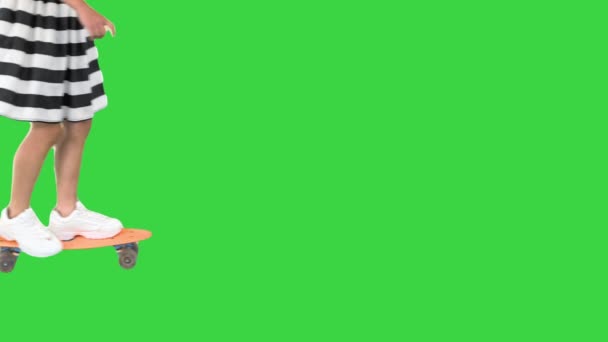 Chica de la escuela montando un monopatín en una pantalla verde, Chroma Key. — Vídeos de Stock