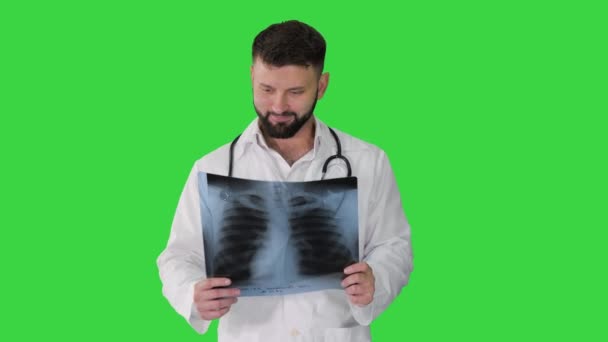 Лікар ходить і дивиться на рентгенівські знімки легенів на Зеленому скринінгу, Хрома Кі.. — стокове відео