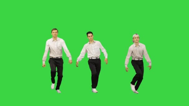 Trois gars en chemises blanches dansant en synchronisation regardant la caméra sur un écran vert, Chroma Key. — Video