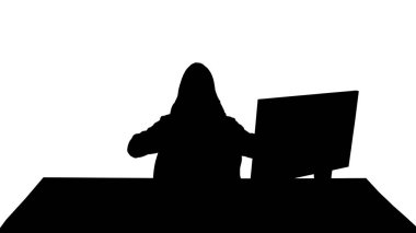 Siluet strese girdi. Çalışmaktan yoruldu. Bilgisayar korsanı Monit 'e bakıyor.