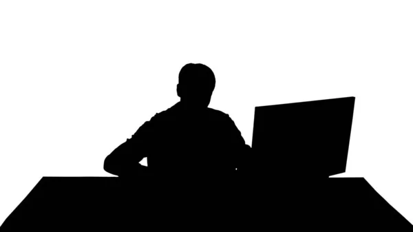Silhouette Gamer jouer à un jeu vidéo sur ordinateur personnel. — Photo
