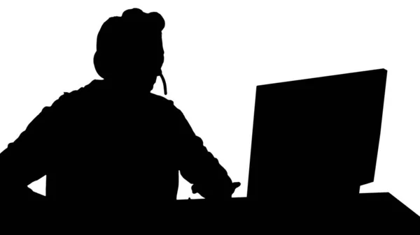 Silhouette Gamer Kerl mit Kopfhörer spielt Videospiele auf comput — Stockfoto