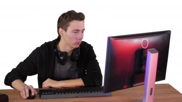 Giovane giocatore guardando il gioco in streaming su sfondo bianco. — Video Stock