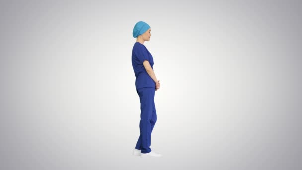 푸른 양복을 입은 여성 간호사나 의사 가편 안 한 배경에서 서 기다리고 있다. — 비디오