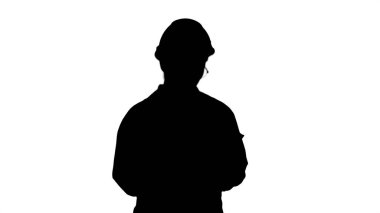 Siluet. Düşünceli, düşünceli genç mühendis onunla çalışıyor.