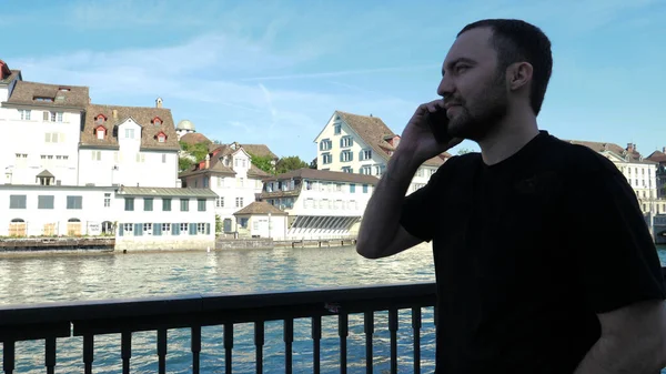 L'uomo che fa telefonate camminando per strada. — Foto Stock