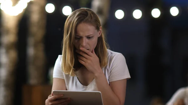 Een geschokte vrouw met een tablet. Slecht nieuws. — Stockfoto