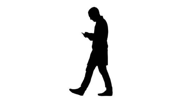 Silhouette Walking profesional médico utilizando el teléfono inteligente y ma — Foto de Stock