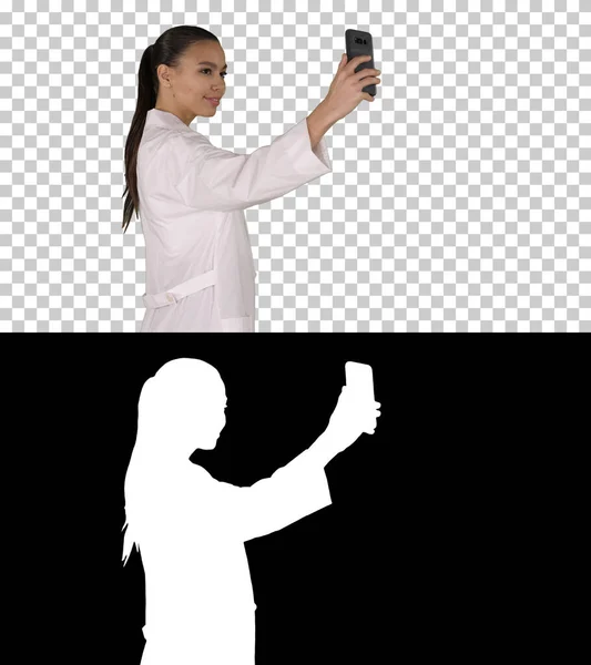 Elegante medico europeo bruna prendendo selfie al telefono mentre wa — Foto Stock