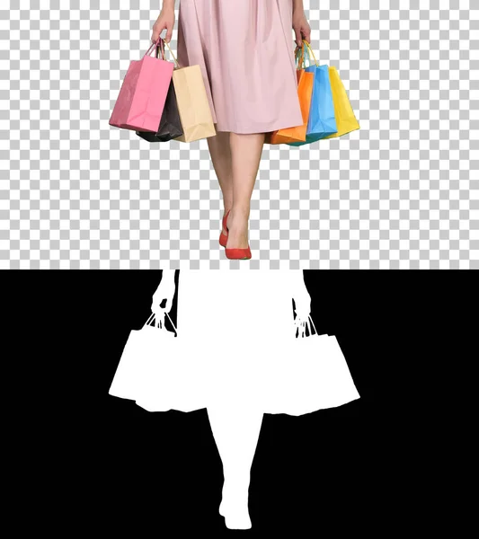 Giovane donna gambe che trasportano borse colorate, Alpha Channel — Foto Stock