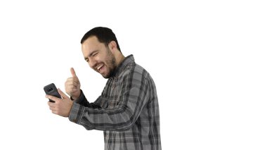 Beyazlar üzerinde sohbet eden yakışıklı bir gencin portresi