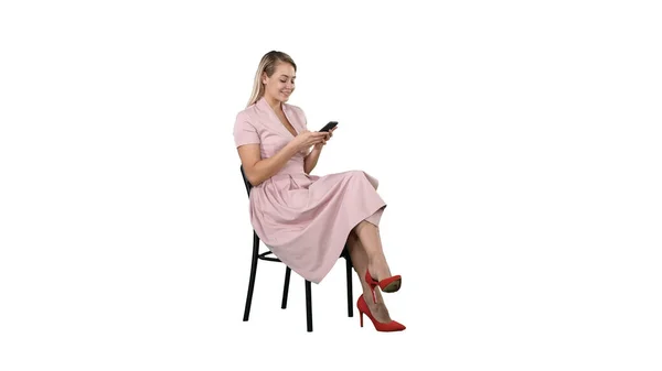 Продумана жінка в рожевій сукні на смартфоні на білому б — стокове фото
