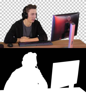 Genç oyuncu, Si ile birlikte Alpha Channel 'da bir video görüşmesi yapıyor.