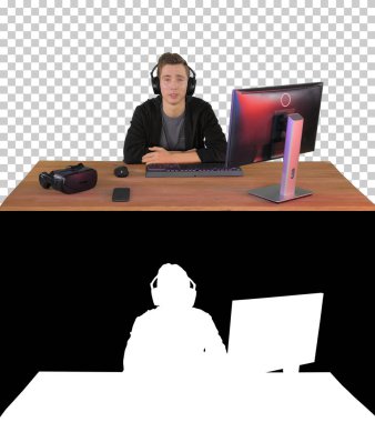 Kulaklık takmış genç bir adam, Alfa Kanalı 'nda kameraya konuşma yapıyor.