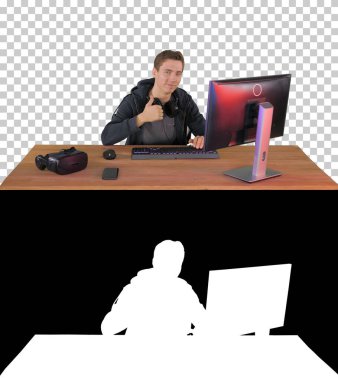 Genç oyuncu onaylıyor ve kameraya bakıyor, Alfa C.