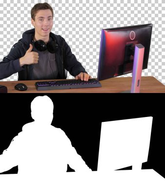 Kulaklıklı oyuncu bilgisayarda oyun oynuyor ve...