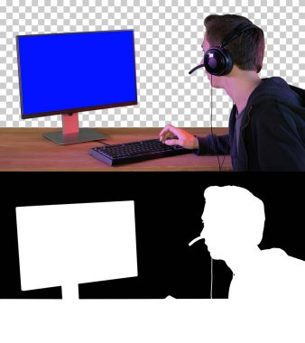 Oyuncu ekrandaki oyundan bahsediyor, Alpha Chan.