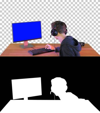 Oyuncu ekrandaki oyundan bahsediyor, Alpha Chan.