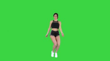 Yeşil Ekranda dans eden seksi genç sporcu kadın, Chroma Key.