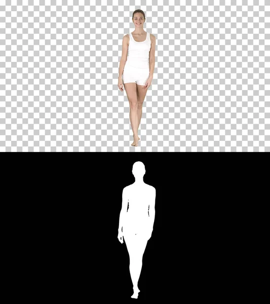 Jovem mulher sexy andando e sorrindo vestida com shorts brancos e — Fotografia de Stock