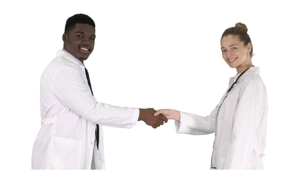 医生们握手，摆出一副在白色背景下拍照的姿势. — 图库照片