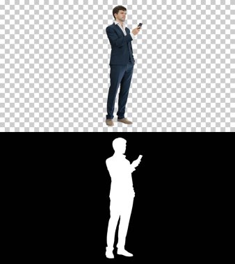 Ciddi bir işadamı telefonuna bakıyor, Sil 'le Alpha Channel.