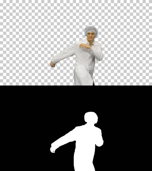 Молодий чоловік лікар в білому халаті і захисна шапка танцює помірний — стокове фото