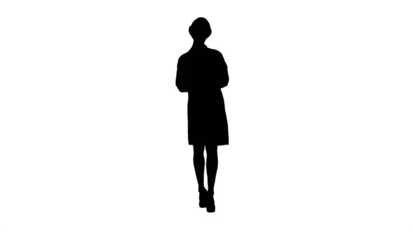 Silhouette女性医師エンジニアデジタルタブレットで歩く. — ストック写真