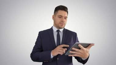 Gradyan arkaplan tabletinden sunan iş adamı.