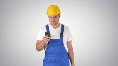 Fabrika çalışanı sohbet ediyor akıllı telefondan mesajlaşıyor.