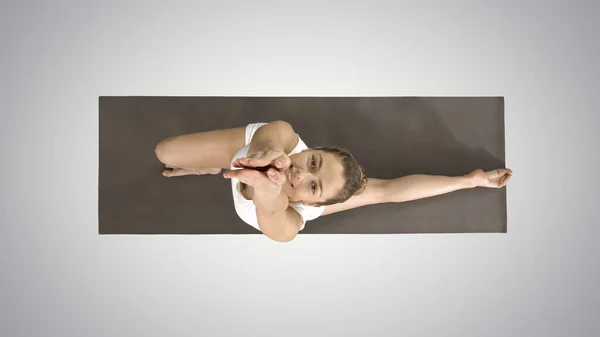 Crescent Lunge på knä Yoga Practice Woman i vita kläder — Stockfoto