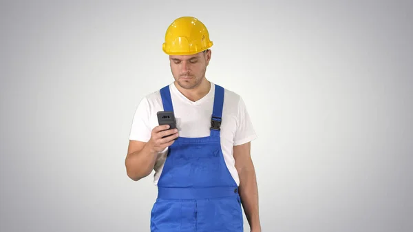 Trabajador de fábrica empleado de chat de navegación de mensajes de texto en el teléfono inteligente — Foto de Stock