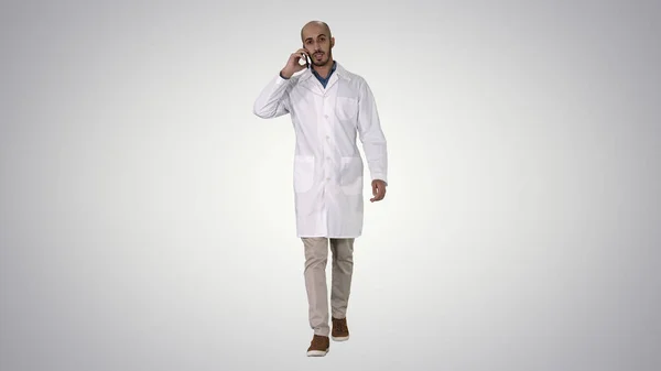 Professionell läkare talar på mobiltelefon medan Walkin — Stockfoto