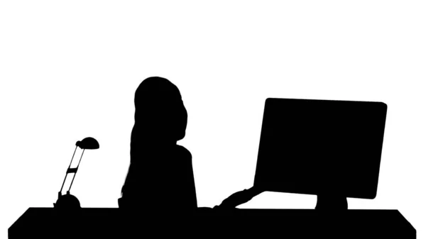 Silhouette Charming woman presenting something on the screen of computer talking to camera. — Stock Photo, Image