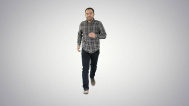 Gradyan arkaplanda çalışan adam.