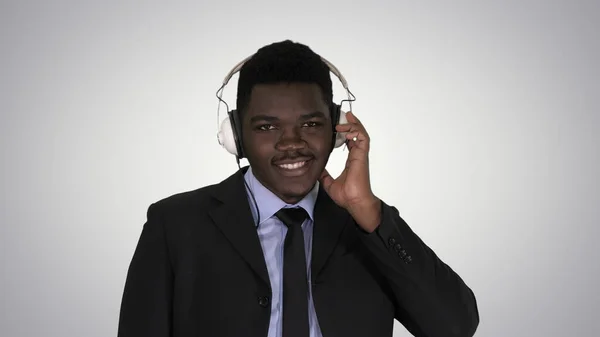 Jóképű afro-amerikai üzletember fülhallgatóban hallgatja — Stock Fotó