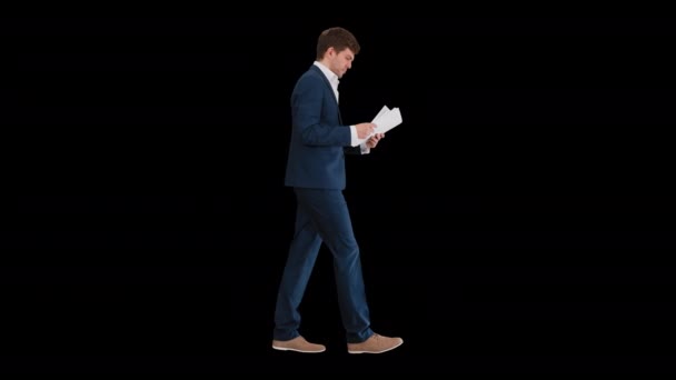 Empresário concentrado lendo documentos ou relatório enquanto caminha, Canal Alpha — Vídeo de Stock