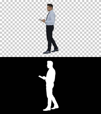 Yürürken tablet kullanan zarif genç işadamı, Alpha Chan