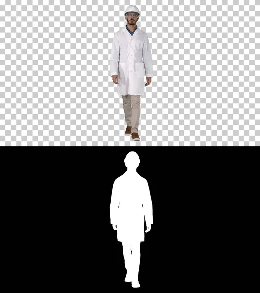 安全ヘルメットと眼鏡で歩く科学技術者アルファチャ — ストック写真