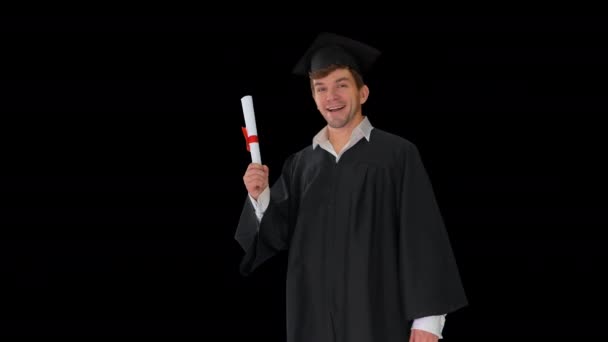 Felice studente maschio in vestaglia laurea rinuncia con il suo diploma, Alpha Channel — Video Stock